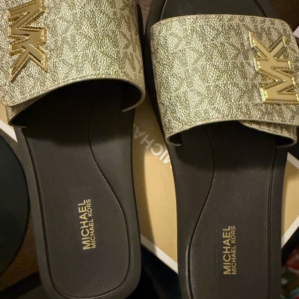 ✨ Michael Kors Metallic Gold Logo Slides – Gold/Brown ✨